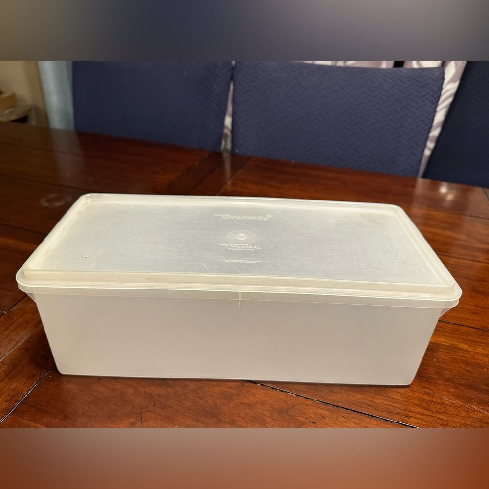Tupperware vegetable container